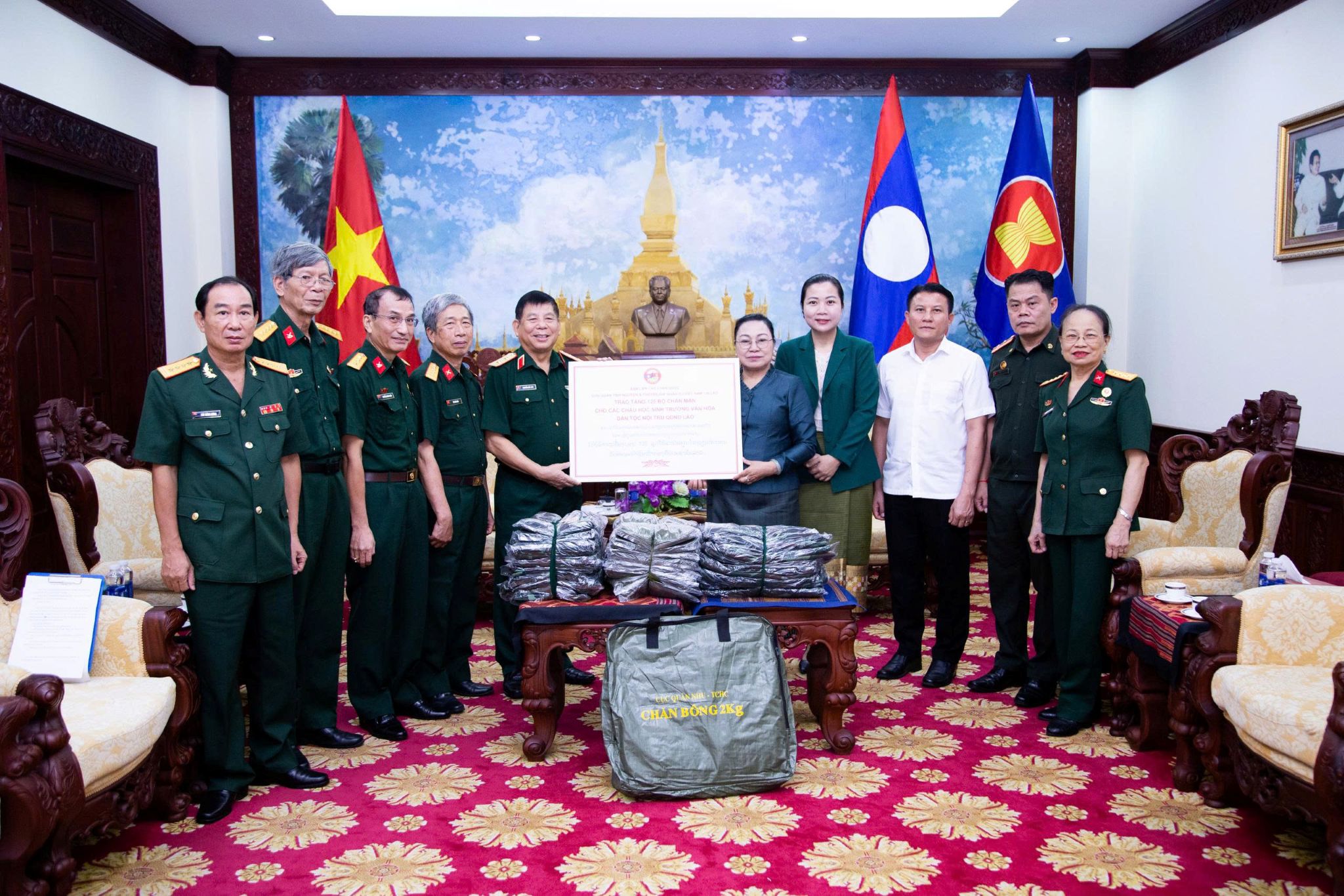 2. Ảnh Trao quà.jpg